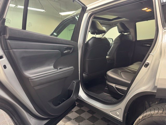 Used 2022 Toyota Highlander XLE AWD/4WD image 28