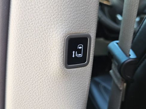 Used 2024 Chrysler Pacifica Touring-L FWD image 17