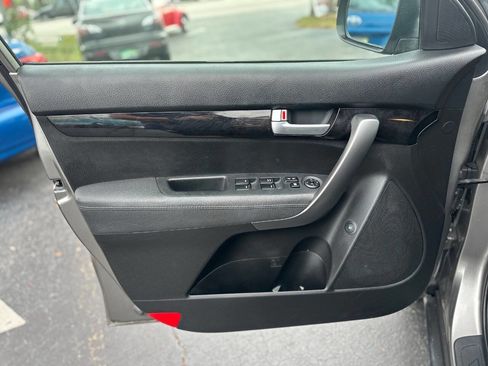 Used 2015 Kia Sorento LX image 15