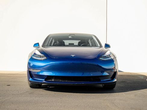 Used 2018 Tesla Model 3 Mid Range RWD image 2