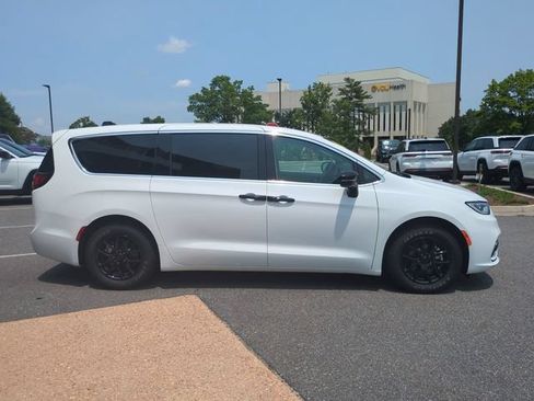 Used 2024 Chrysler Pacifica Touring-L FWD image 3