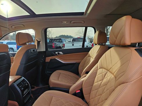 Used 2023 BMW X7 xDrive40i w/ Parking Assistance Package image 19