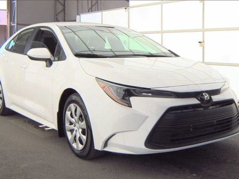 Used 2024 Toyota Corolla LE image 2