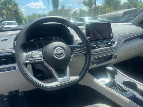 Used 2025 Nissan Altima 2.5 SV FWD image 13