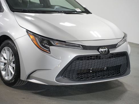 Used 2021 Toyota Corolla LE w/ LE Convenience Package image 4