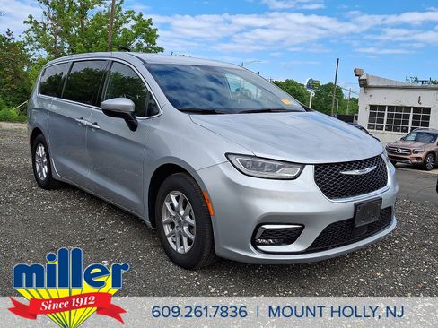 Used 2023 Chrysler Pacifica Touring FWD image 1