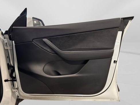 Used 2022 Tesla Model Y Long Range image 38