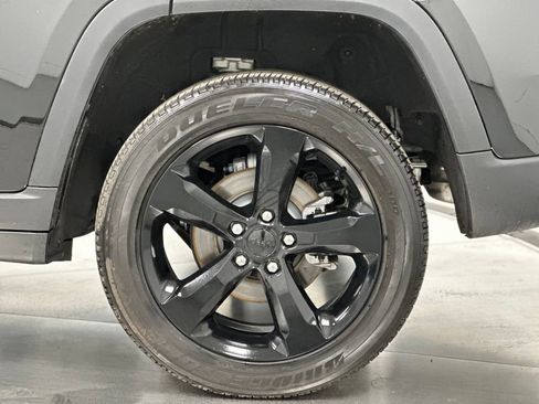 Used 2024 Jeep Grand Cherokee Altitude RWD image 24