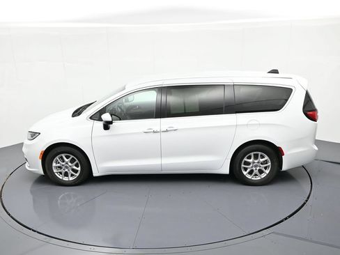 Used 2023 Chrysler Pacifica Touring-L FWD image 32