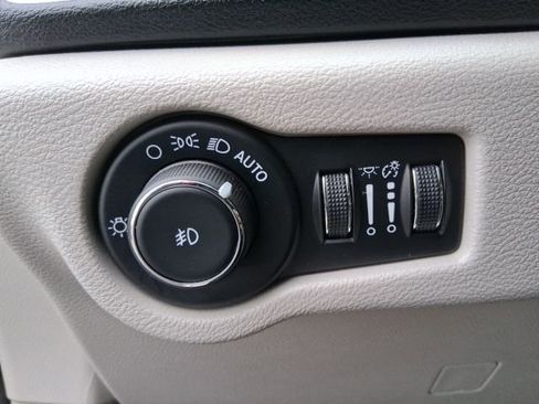 Used 2024 Chrysler Pacifica Touring-L image 15