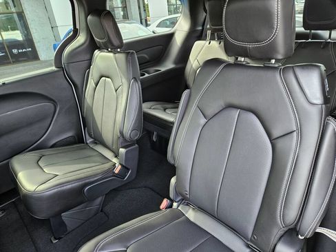 New 2027 Chrysler Pacifica Select AWD/4WD image 16
