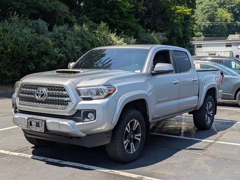 Used 2017 Toyota Tacoma TRD Sport AWD/4WD image 5