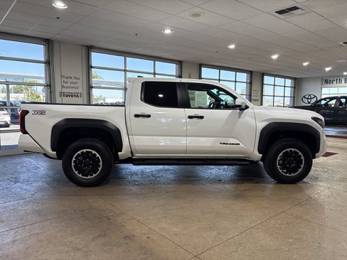 Certified 2025 Toyota Tacoma TRD Off-Road AWD/4WD image 3