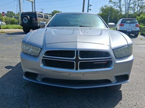 Used 2013 Dodge Charger SE RWD image 2