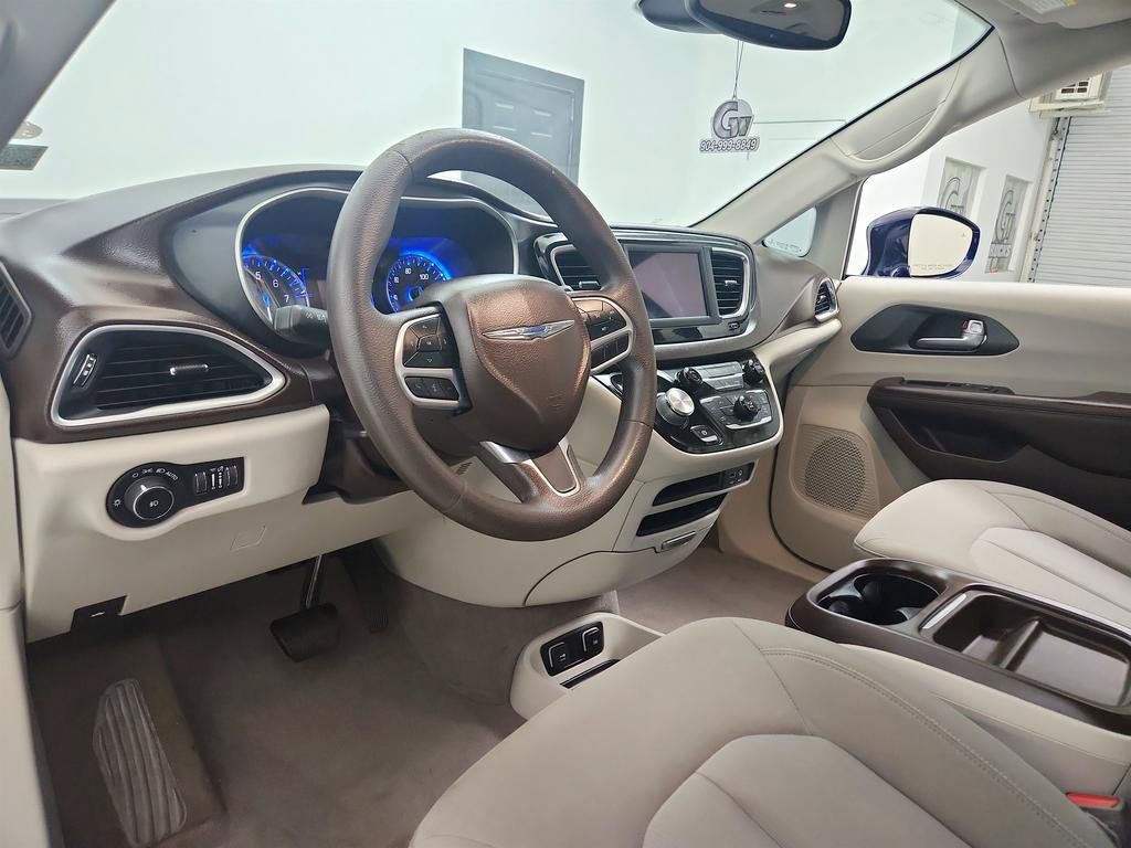 Used 2020 Chrysler Pacifica Touring FWD image 13