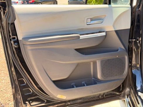 Used 2022 Toyota Sienna XLE FWD image 26