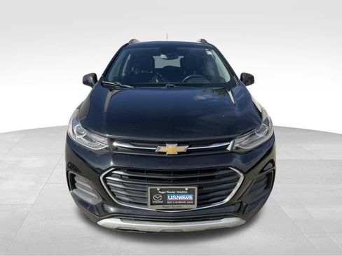 Used 2019 Chevrolet Trax LT w/ LT Convenience Package FWD image 2