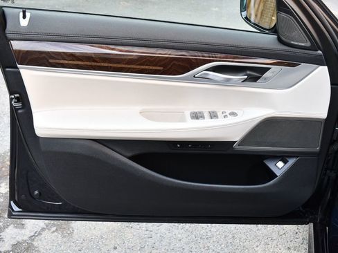 Used 2022 BMW 750i xDrive 750i xDrive w/ M Sport Package image 19