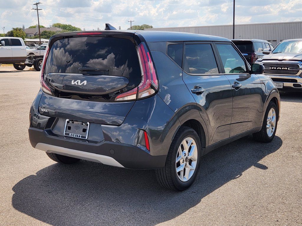 Used 2023 Kia Soul LX w/ LX Technology Package FWD image 4
