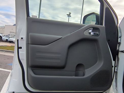 Used 2020 Nissan Frontier SV image 14