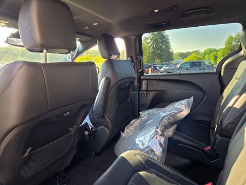 New 2027 Chrysler Pacifica Select AWD/4WD image 28