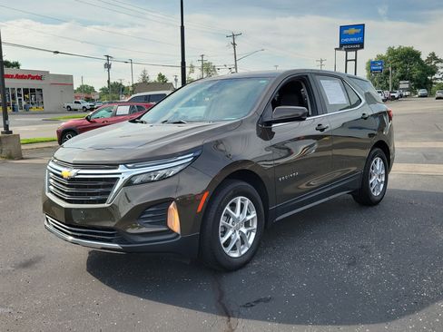 Used 2023 Chevrolet Equinox LT image 2