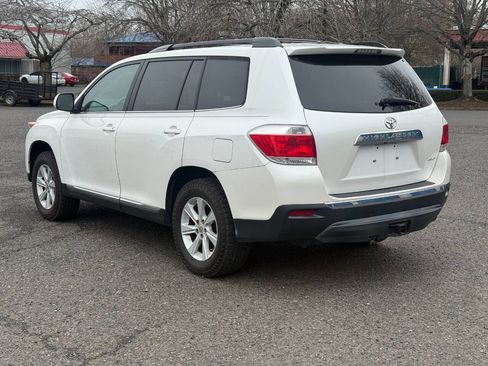 Used 2012 Toyota Highlander SE w/ Tow Pkg image 8
