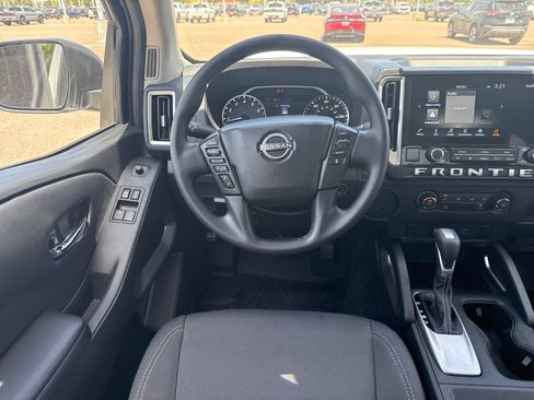 Used 2025 Nissan Frontier SV RWD image 13