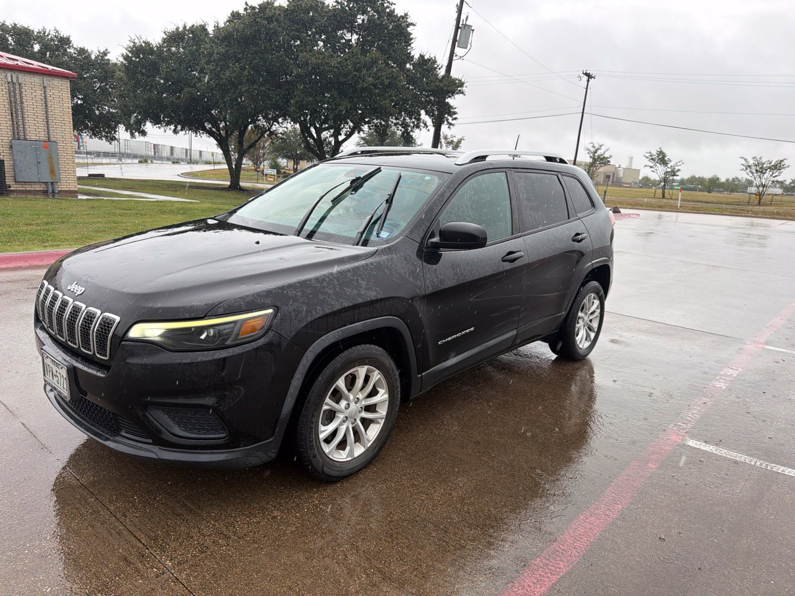 Used 2020 Jeep Cherokee Latitude FWD image 3