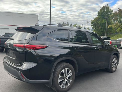 Used 2023 Toyota Highlander XLE AWD/4WD image 3