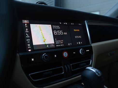 Certified 2026 Porsche Macan AWD/4WD image 23