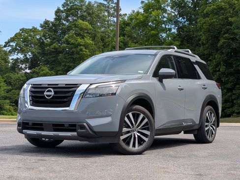 Used 2025 Nissan Pathfinder Platinum AWD/4WD image 4