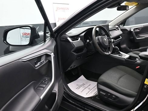 Used 2021 Toyota RAV4 XLE image 17
