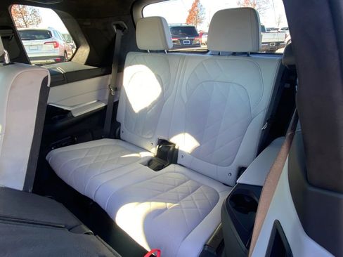 Used 2024 BMW X7 xDrive40i w/ Executive Package image 27