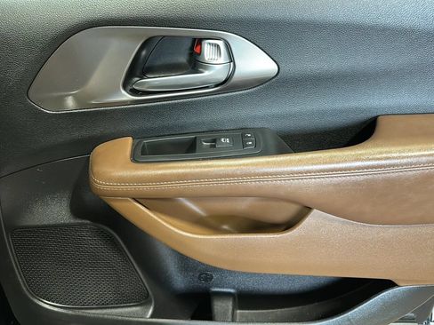 Used 2017 Chrysler Pacifica Limited w/ Tire & Wheel Group FWD image 22