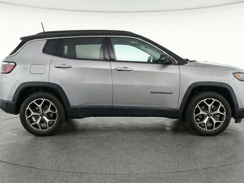 Used 2025 Jeep Compass Limited image 11