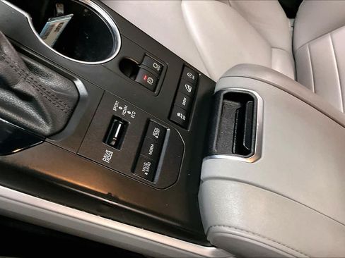 Used 2022 Toyota Highlander XLE AWD/4WD image 36