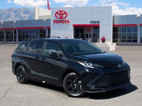 Used 2025 Toyota Sienna XLE Woodland Edition AWD/4WD image 1
