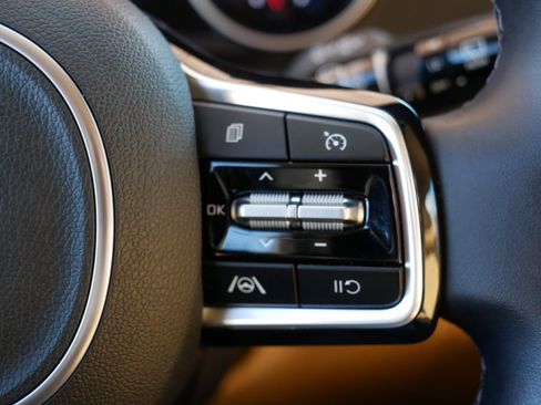 Certified 2024 Kia Carnival LX image 28