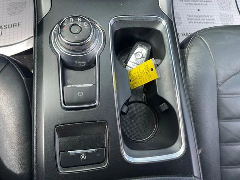 Used 2017 Ford Fusion SE w/ Fusion SE Technology Package FWD image 18
