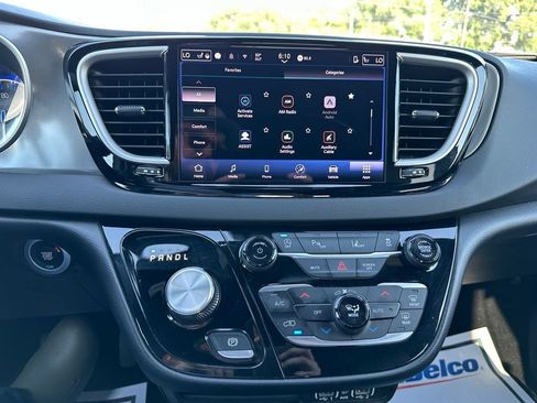Used 2025 Chrysler Pacifica Select FWD image 41