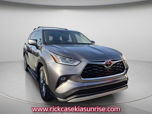 Used 2021 Toyota Highlander Platinum image 3