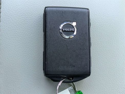 Used 2021 Volvo XC40 T5 Momentum w/ Protection Package Premier image 32