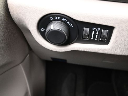 Used 2023 Chrysler Voyager LX image 21