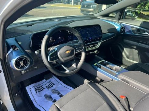 Used 2024 Chevrolet Equinox EV LT image 3