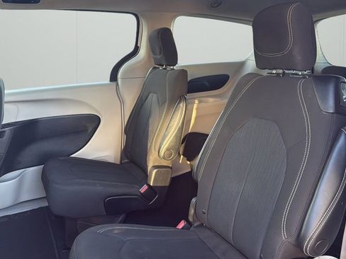 Used 2022 Chrysler Voyager LX image 21