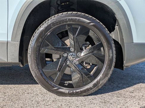 Certified 2025 Volkswagen Taos SE w/ Black Wheel Package image 11