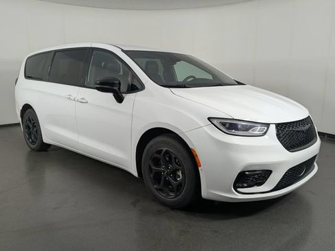 Used 2024 Chrysler Pacifica Limited FWD image 2