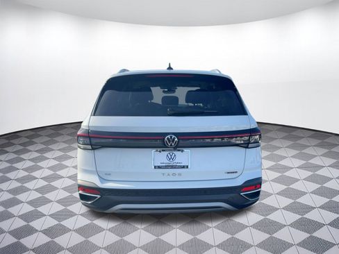 Certified 2025 Volkswagen Taos SE w/ Panoramic Sunroof Package image 8