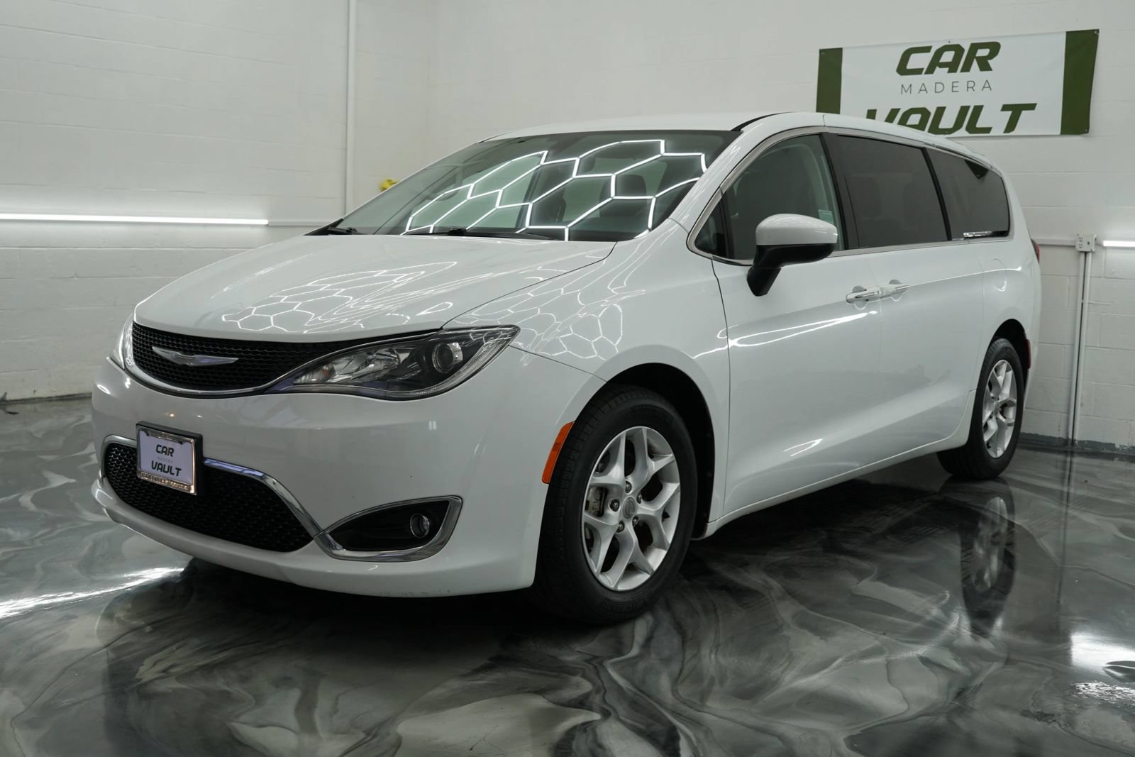 Used 2017 Chrysler Pacifica Touring Plus w/ Tire & Wheel Group FWD image 1